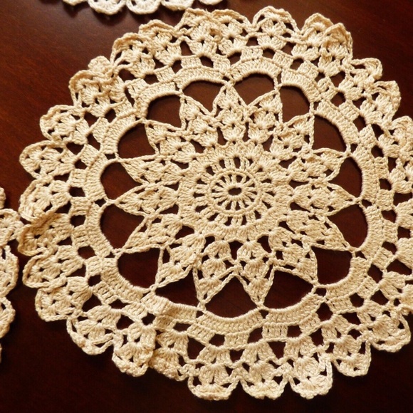 VTG lot of 4 Table Doily Lace Center Mat Dresser hand crochet Beige Cream - Picture 2 of 7